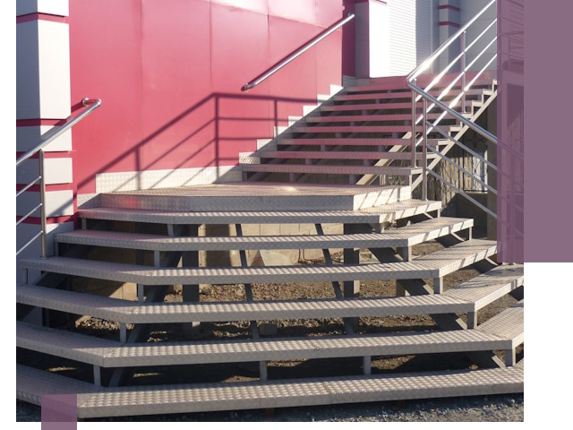 Лестницы для магазина в Реже — изготовление и монтаж