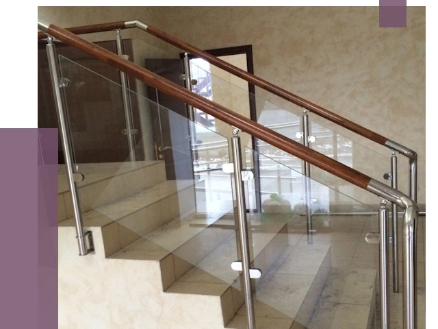 Комбинированные перила из металла и дерева в Реже