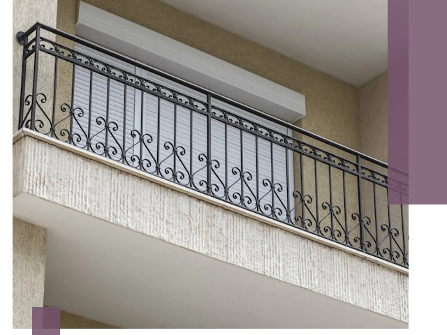 Балконные ограждения из металла и стекла в Реже для домов