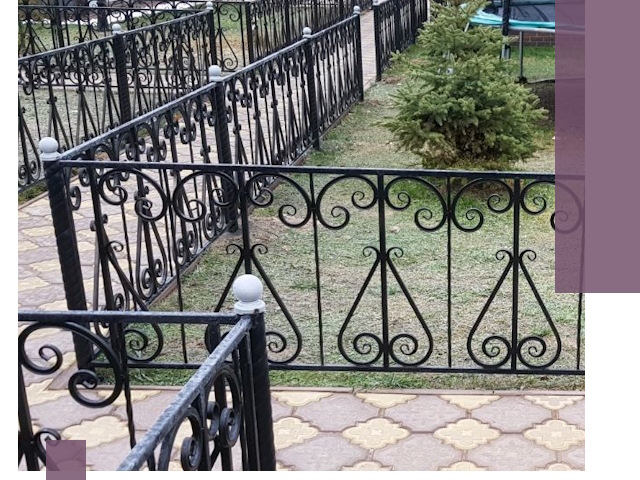 Кованые газонные ограждения под ключ в Реже